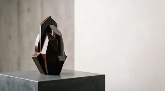Sculpture en chocolat noir tempéré avec détails architecturaux délicats sur fond minimaliste