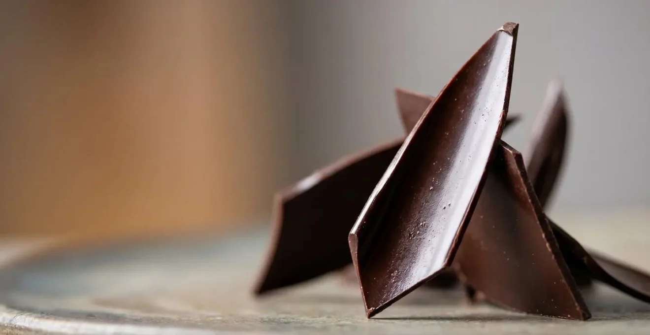 Décors en chocolat tempéré ultra-fins aux formes délicates posés sur surface lisse