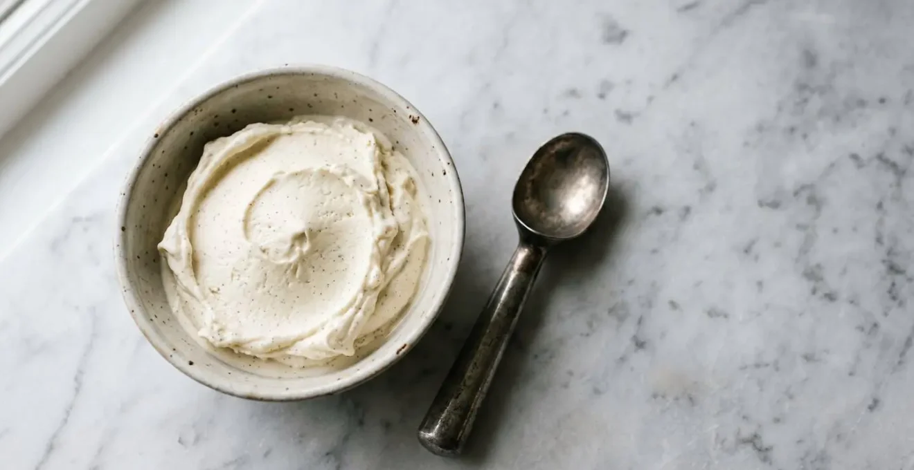 Glace vanille maison onctueuse dans un récipient artisanal avec texture crémeuse parfaite
