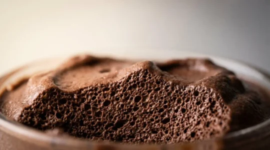 Mousse au chocolat ultra-légère et aérienne dans une coupe en verre