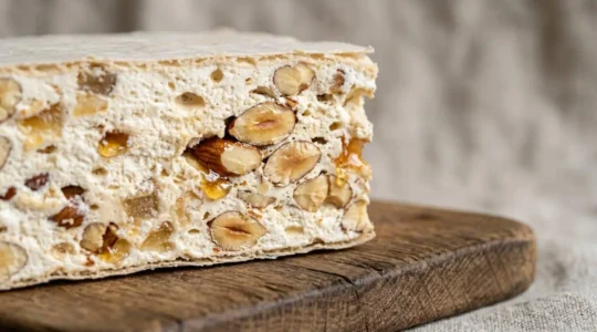 Nougat de Montélimar moelleux aux amandes et au miel de Provence sur papier azyme